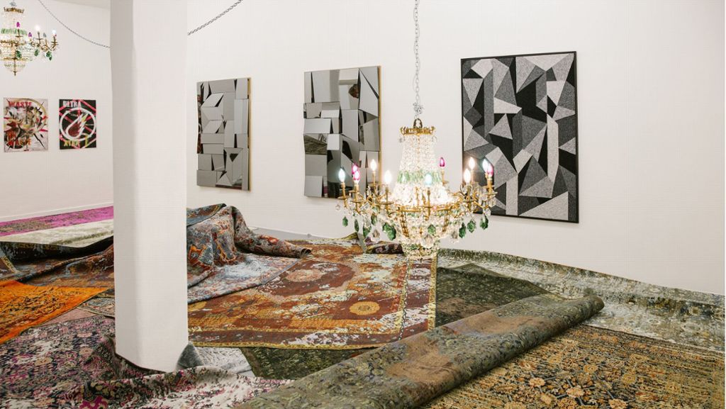  „Carpetbaggers“ heißt eine Ausstellung in der Galerie Hauff eine Schau, die nach Überschneidungen von Kunst und Wohnkultur fragt. Der Teppichdesigner Jan Kath setzt in ihr Akzente. 