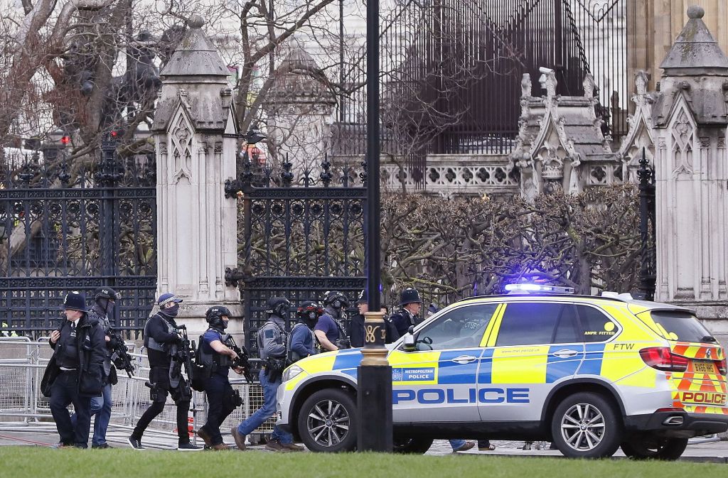 Bei einem Terroranschlag vor dem britischen Parlamentsgebäude wurden mindestens vier Menschen getötet, darunter der Angreifer. Rund 40 Menschen wurden verletzt.