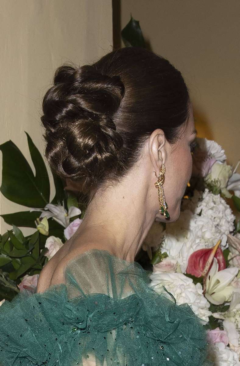Damit die auffälligen Ohrringe auch zur Geltung kommen, trug die Herzogin ihr Haar hochgesteckt.