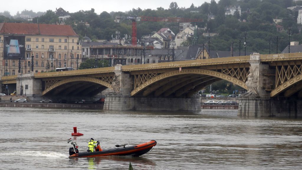  Nach dem Schiffsunglück auf der Donau steigt die Zahl der Toten auf elf. Die Polizei hat zwei weitere Leichen geborgen, eine von ihnen 70 Kilometer entfernt. Es werden immer noch 17 Passagiere vermisst. 
