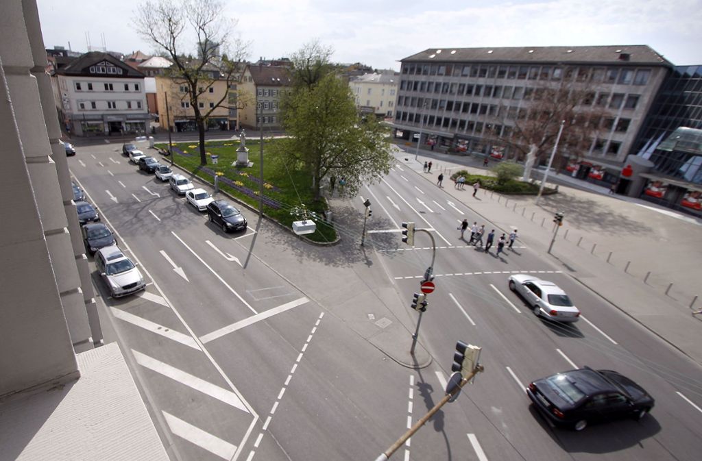Der Schillerplatz in Ludwigsburg soll verkehrsberuhigt werden. Die KSK plant nun unter ihren Gebäuden (rechts im Bild) eine zusätzliche Tiefgarage. Foto: factum/Archiv