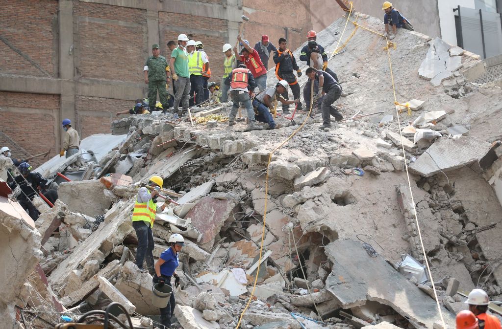 Die Menschen in Mexiko versuchen die Trümmer nach dem Erdbeben zu beseitigen.