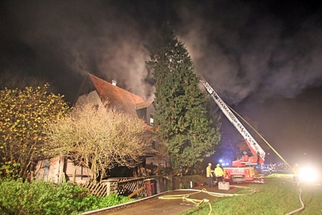 In Nürtingen-Oberensingen brennt ein Wohnhaus: Hier war es Anfang Oktober zu einer Bluttat gekommen.