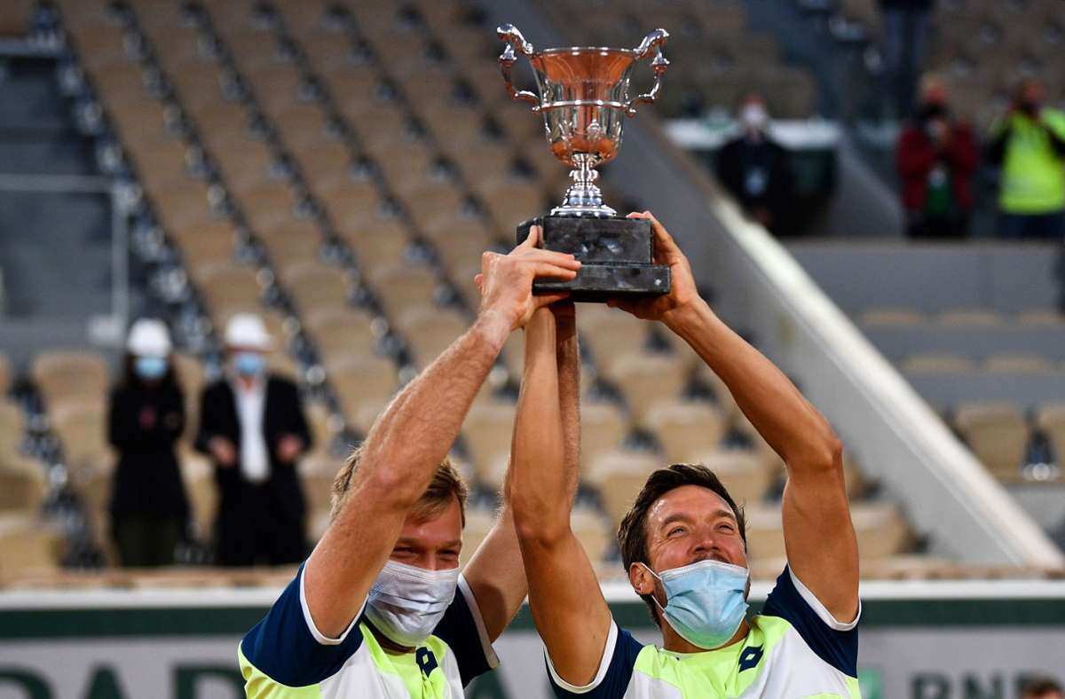 Kevin Krawietz (links) und Andreas Mies gewinnen erneut die French Open. Foto: AFP/Anne-Christine Poujoulat