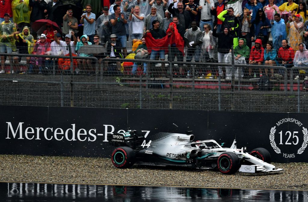 Lewis Hamilton konnte bei seiner ungeplanten Fahrt durchs Kiesbett zwar einen Totalschaden vermeiden, doch er musste einen zusätzlichen Stopp einlegen und fiel bis ans Ende des Feldes zurück.