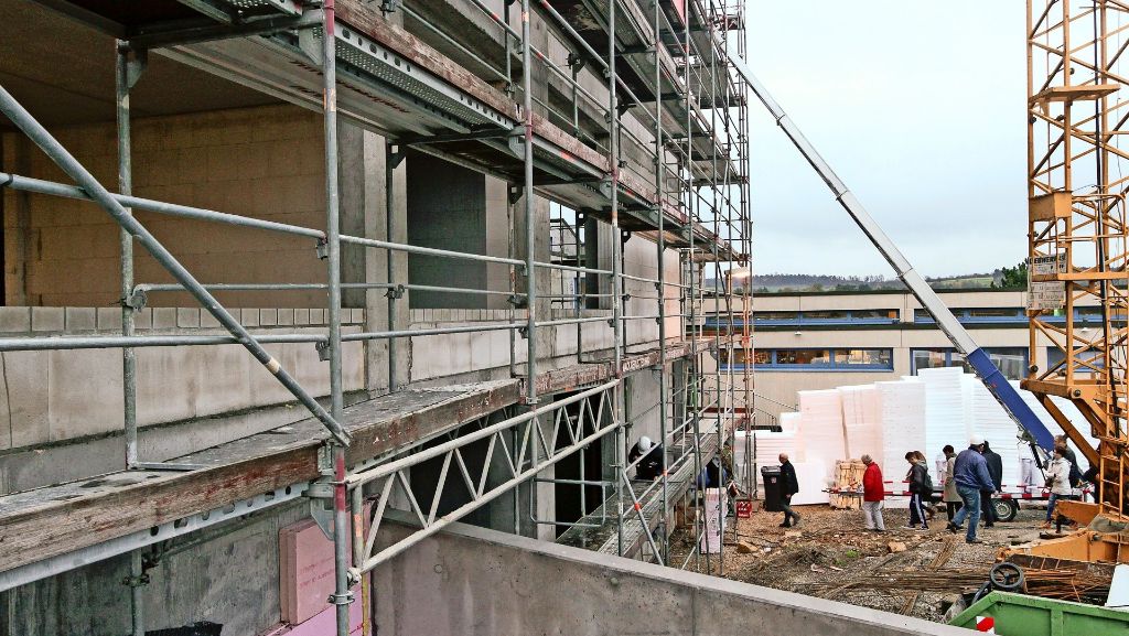  Unübersehbar ragt das neue Gebäude an der Nußdorfer Straße in die Höhe. Der Rohbau des Schulhauses und jener der Kantine stehen. 