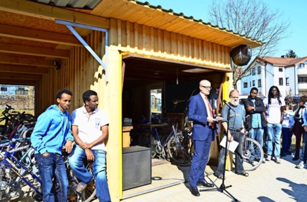 Der Leiter des Sozialsamts, Stefan Spatz (mit Brille), freut sich mit Thomas Plagemann (Mitte mit Bart)  über die neue Fahrradselbsthilfewerkstatt . Foto: Wazulin