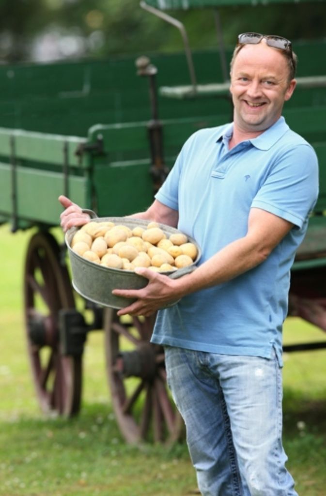 Clemens (44) – der kernige Kartoffelbauer aus dem Münsterland. Der Landwirt nennt 42 Hektar Kartoffelanbaufläche und 10 Hektar Wald sein Eigen. Außerdem betreibt er eine Schweinemast mit 500 Tieren.
