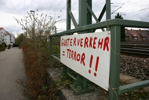 Anwohner protestieren gegen Lärm, der von der Bahnstrecke ausgeht. Foto: Kai Müller