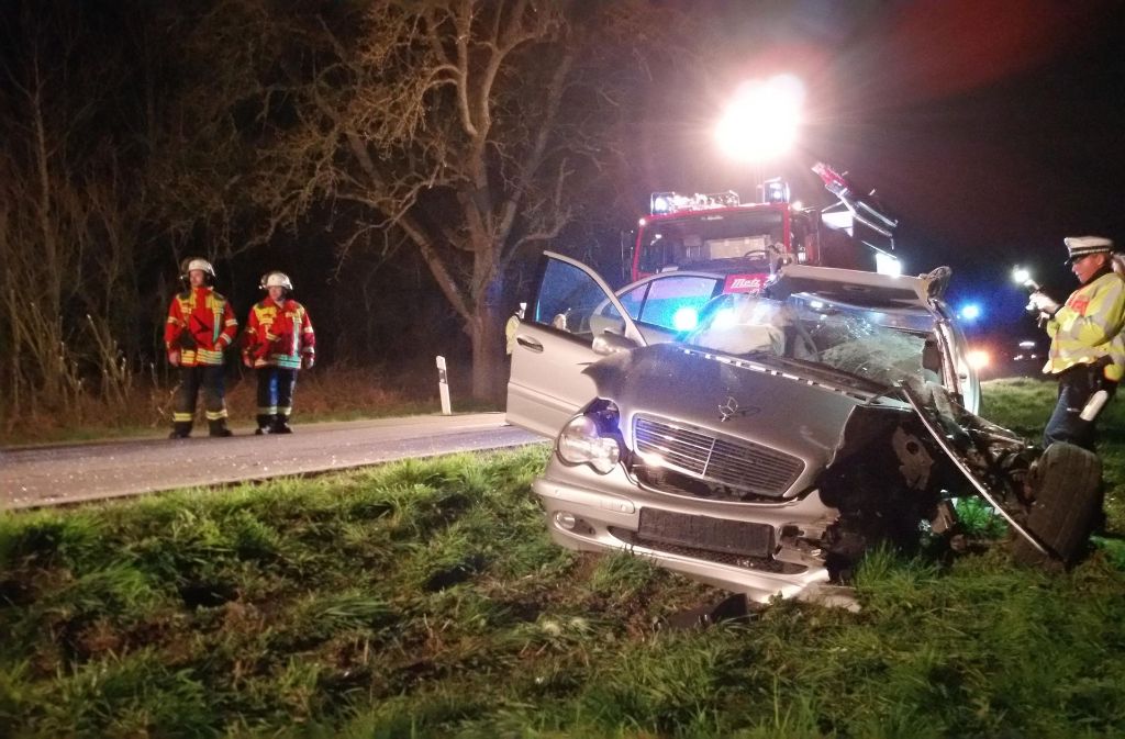 Ein 29-Jähriger überholt riskant und verursacht auf einer Landstraße zwischen Bönnigheim und Freudental einen folgenschweren Unfall.