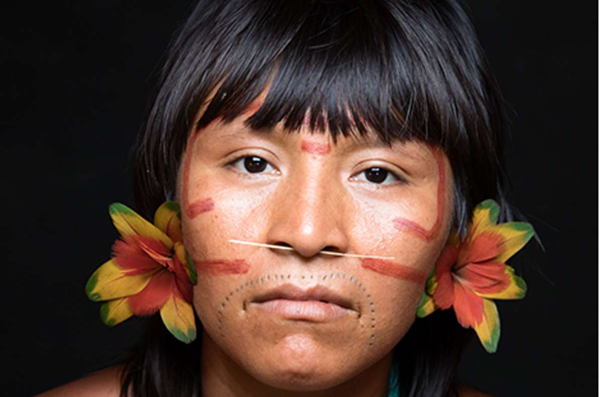 Eine Frau der Yanomami,  eines der letzten Indianervölker im Amazonaswald, porträtiert im Bildband „Woman“ von dem Fotografen und Filmemacher Yann Arthus-Bertrand sowie der   Regisseurin und Journalistin Anastasia Mikovaim. Foto: © Yann Arthus-Bertrand