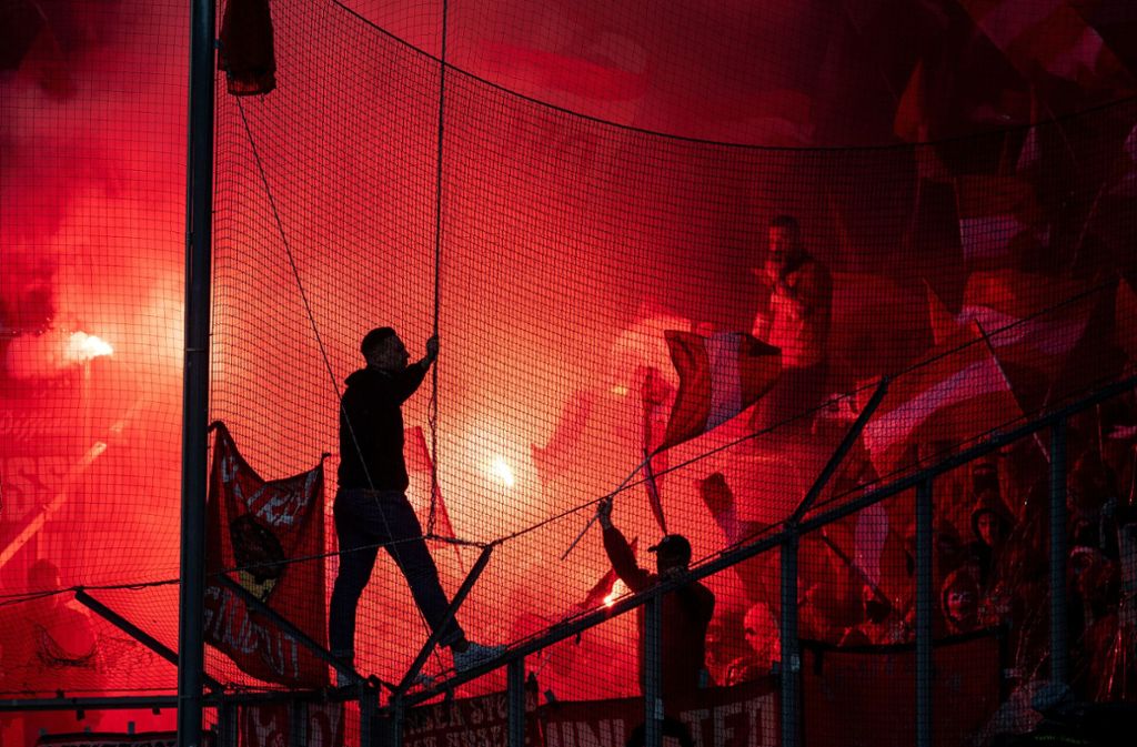 Der Einsatz von Pyrotechnik sorgt bei Fußballspielen immer wieder für Aufregung. Foto: dpa