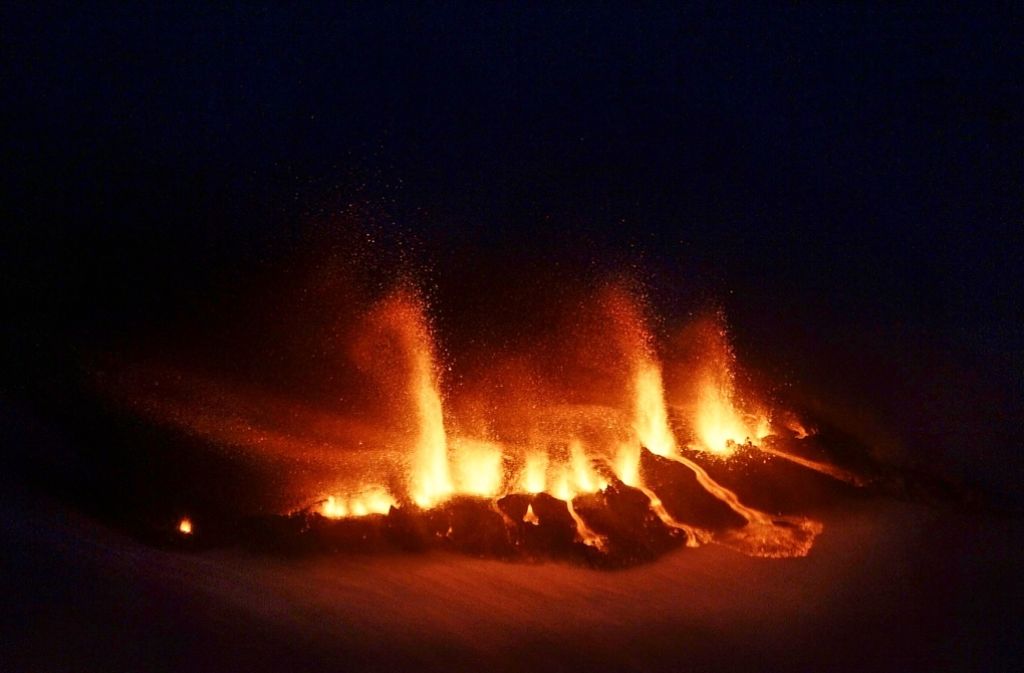 Eyjafjallajökull/Island: Der Ausbruch des Vulkans Eyjafjallajökull vom 20. März bis zum 9. Juli 2010 legt den Flugverkehr in Europa und Nordamerika tagelang lahm. Dann gerät der Vulkan wieder in Vergessenheit, was unter anderem daran liegt, dass sein Name für ungeübte Zungen kaum auszusprechen ist und sich bei den meisten der Name „Na, der Vulkan in Island halt“ einbürgert.