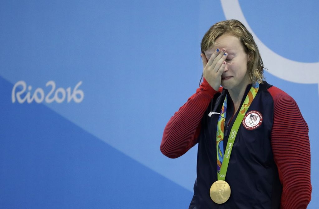 Die US-Schwimmerin Katie Ledecky weint bei der Verleihung ihrer Goldmedaille.