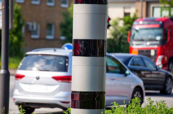 Amberg in Bayern: Mann attackiert Blitzer und  Polizeiauto – Polizist schießt