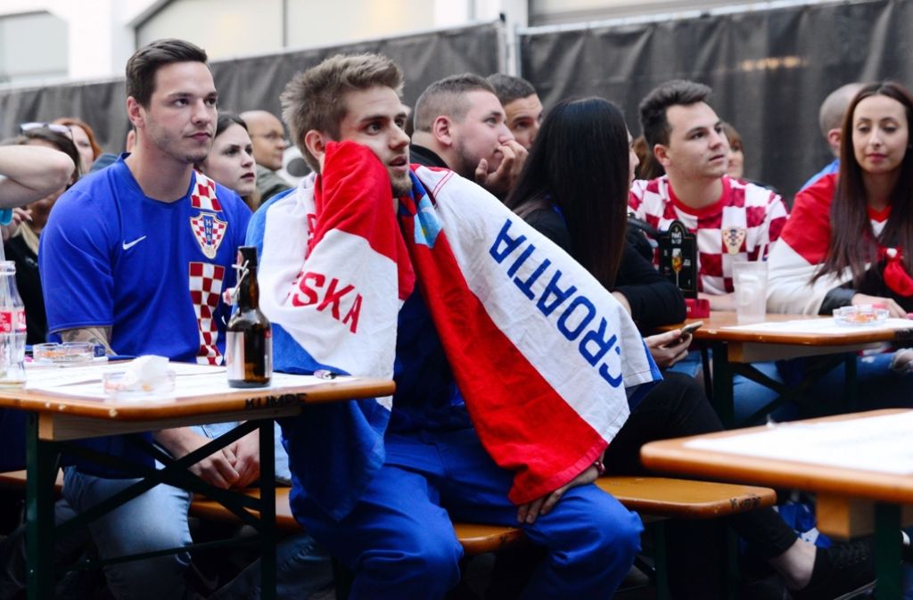 Kroatische Fans bangen mit ihrer Mannschaft beim Publiv Viewing im Mash.