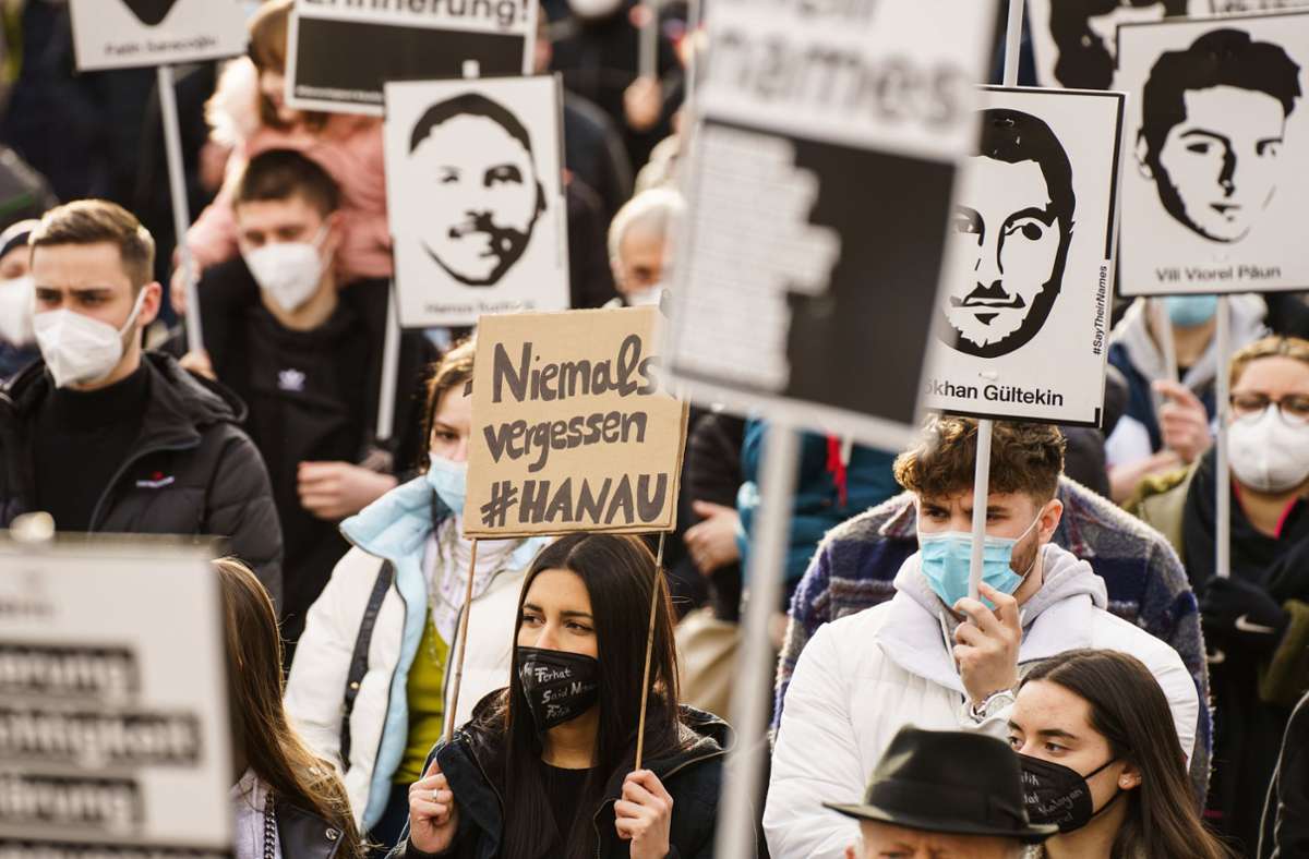 Eine Teilnehmerin hält im Februar 2021 ein Plakat  auf der Kundgebung zum Gedenken an den rassistischen Anschlag  in Hanau. Foto: dpa/Andreas Arnold