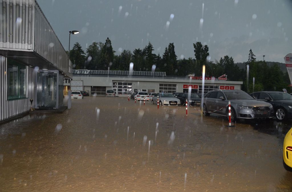 Auch einige Firmen meldeten Land unter. Auf Parkplätzen standen die Autos zum Teil tief im Wasser.