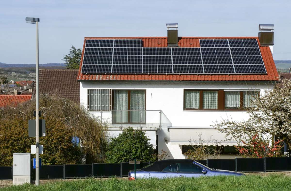 Auf beiden Seiten des Daches befinden sich Solarzellen.
