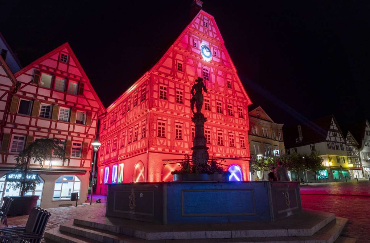 Stimmungsvoll leuchtet auch das alte Rathaus auf dem Leonberger Marktplatz.