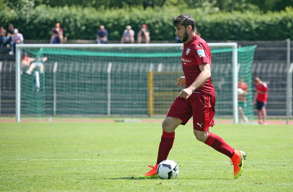 Emiliano Insua im Einsatz beim Testspiel des VfB Stuttgart gegen den FC Wohlen in Konstanz.