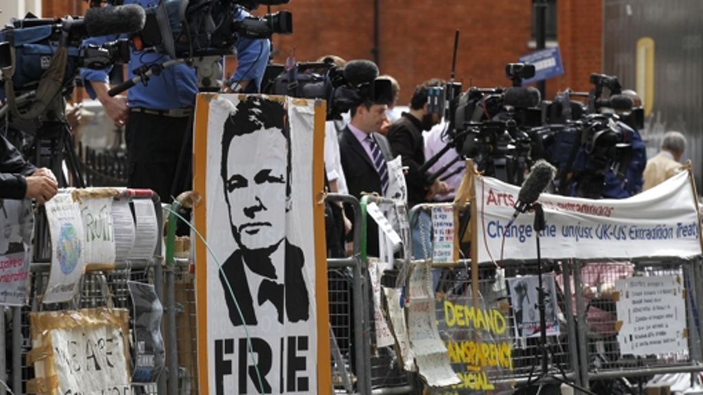  Großbritannien hat erklärt, dass es Julian Assange im Falle einer positiven Entscheidung Ecuadors kein freies Geleit gewähren wird. Der Wikileaks-Gründer hatte in Quito ein Asylgesuch eingereicht. Vor der ecuadorianischen Botschaft versammeln sich Polizisten, Anhänger und Medien. 