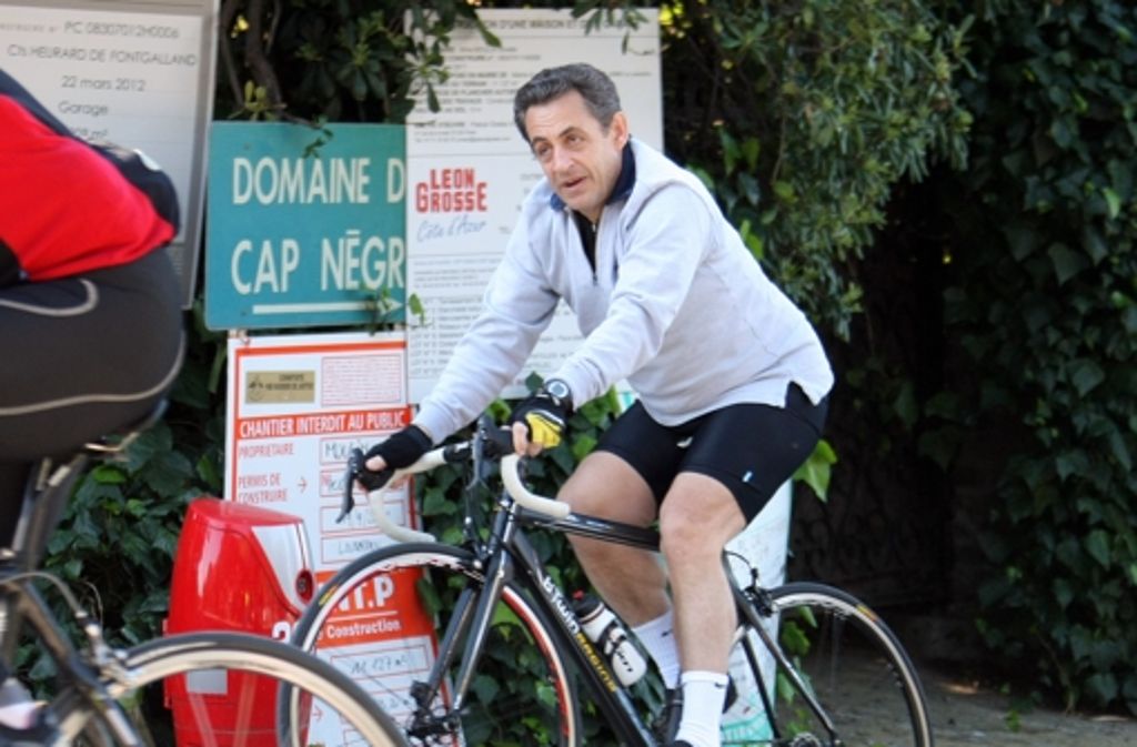 Aus Mangel an Beweisen wurde das Verfahren schließlich eingestellt – gerade rechtzeitig für Sarkozy, um Ansprüche auf den UMP-Vorsitz anzumelden.