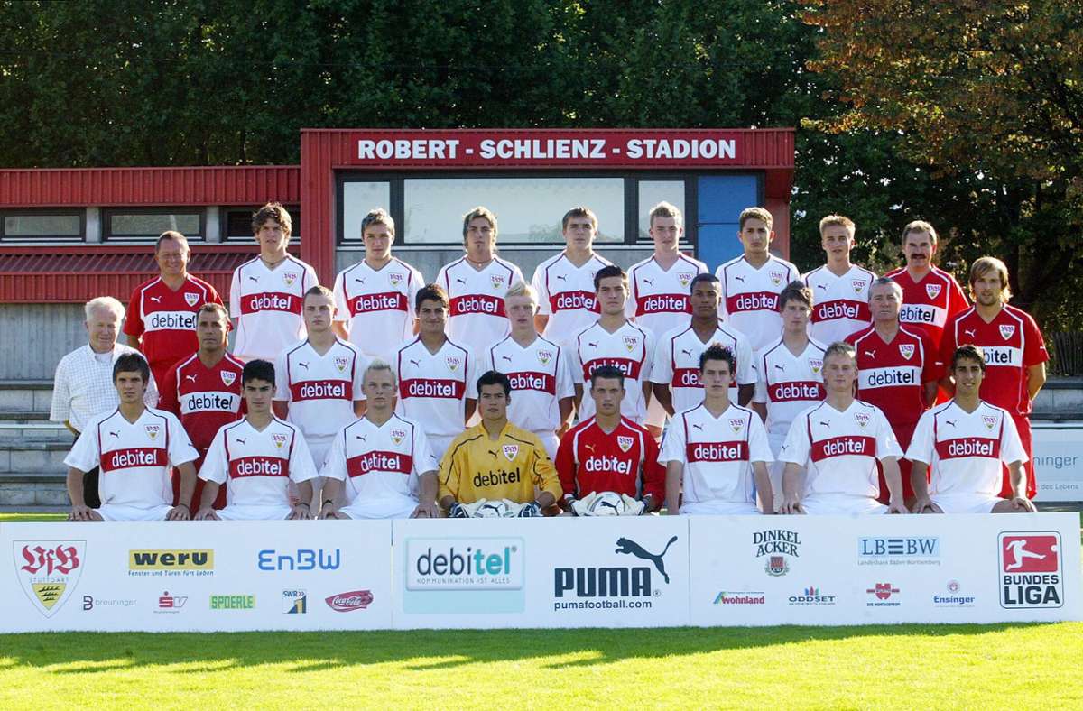 1998 beendete er seine aktive Karriere mit 24 Jahren. Im Jahr 2000 wechselte Tuchel auf die Trainerbank und schloss sich dem VfB Stuttgart an. Mit den Weiß-Roten wurde er als Co-Trainer von Hansi Kleitsch 2004 mit den A-Junioren deutscher Meister. 2004 ging es weiter zum FC Augsburg, wo Tuchel die U19 und die zweite Mannschaft trainierte. Außerdem fungierte er bei den bayrischen Schwaben als Nachwuchskoordinator.