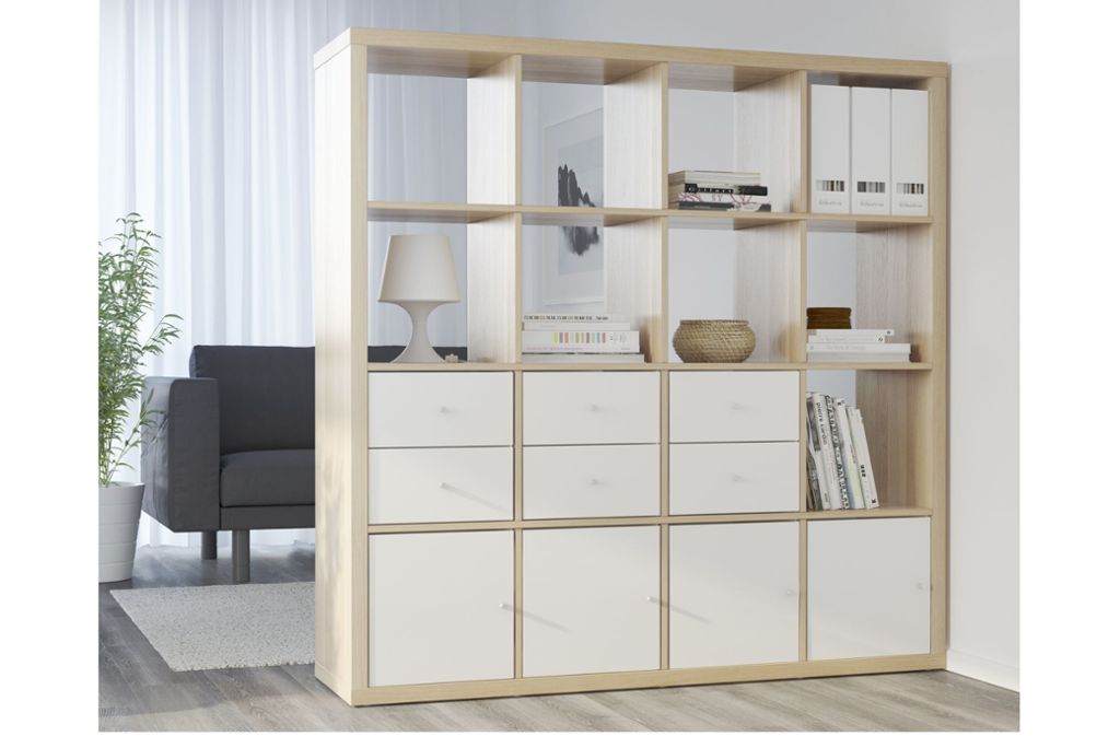 Als Raumteiler empfiehlt sich auch ein beidseitig bestückbares Regal, hier „Kallax“ von Ikea.