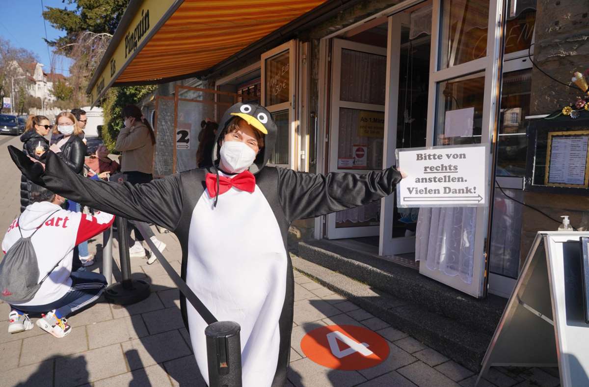 Als Pinguin verkleidet hat die Eisdielenbesitzerin Esther Weeber auf die gelten Coronaregeln aufmerksam gemacht, denn ...