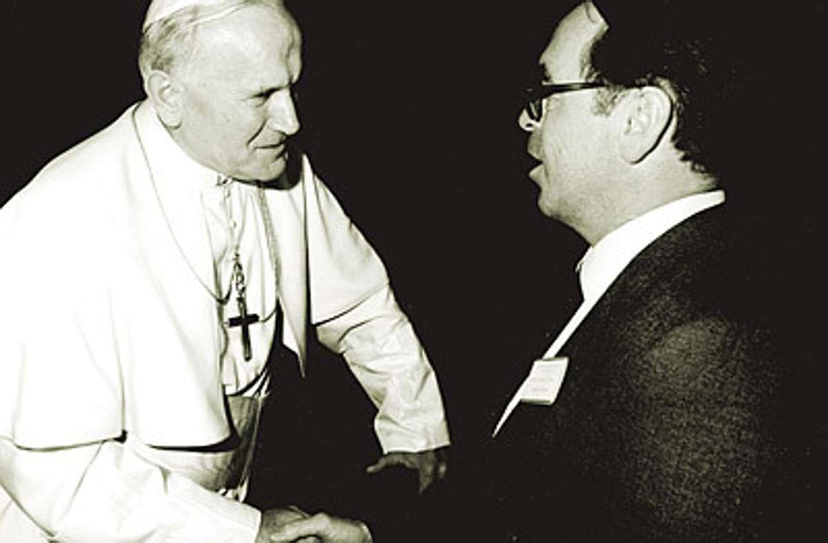 1982 besucht Moltmann Papst Johannes Paul II. im Vatikan zum ökumenischen Meinungsaustausch.