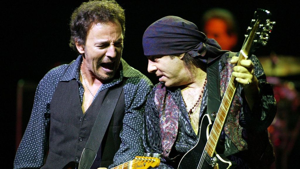  Bruce-Springsteen-Gitarrist, Nebendarsteller in „The Sopranos“, Hauptdarsteller in „Lilyhammer“: Steven van Zandt tourt mit seiner eigenen Band als Little Steven & The Disciples Of Soul“ wieder durch die Welt und kommt auch nach Stuttgart. Am 25. November tritt er im Wizemann auf. 