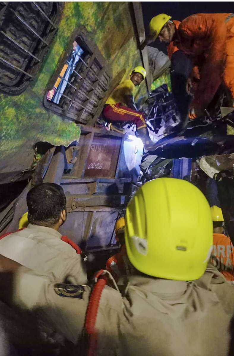 Auf diesem von Press Trust of India zur Verfügung gestellten Bild arbeiten Rettungskräfte an der Stelle, an der ein Personenzug entgleist ist.