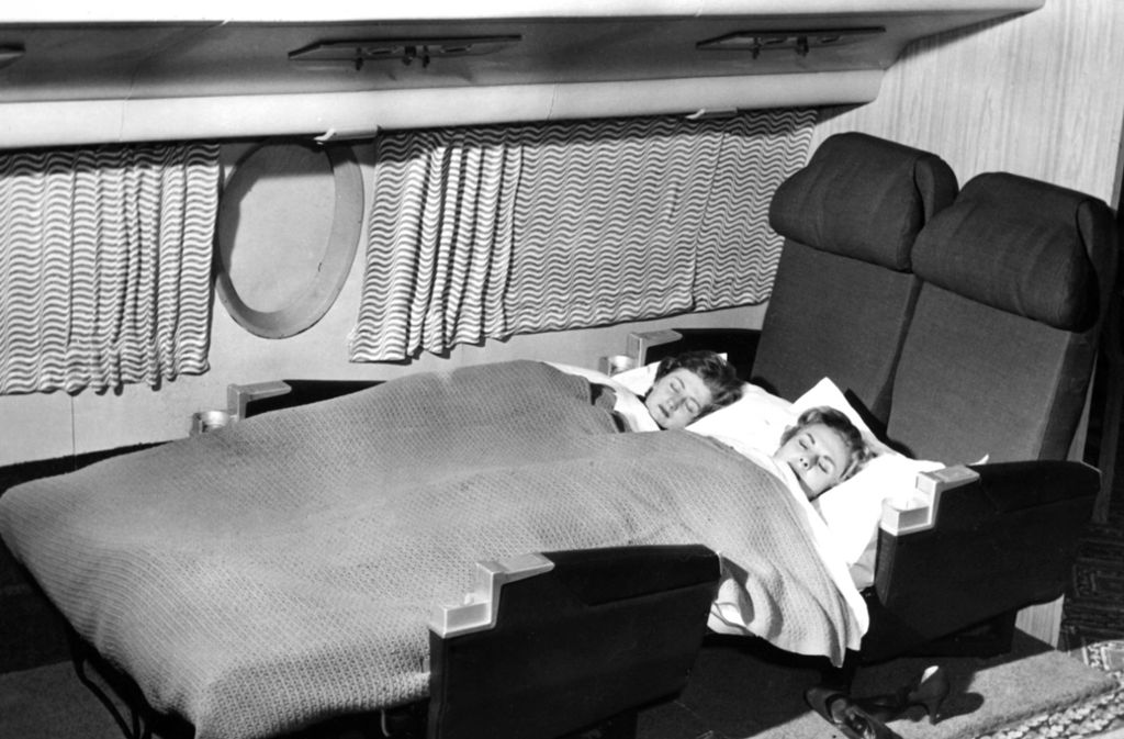 ...mit wenigen Handgriffen in ein Doppelbett verwandelt werden können. Die beiden Bilder entstanden im Jahr 1957.