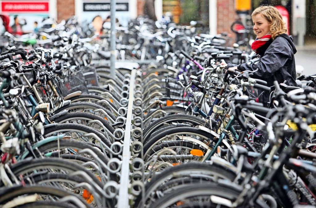 Eldorado für Diebe: Eine Studentin schließt an einem Fahrradstellplatz am Bahnhof in Münster ihr Rad ab.