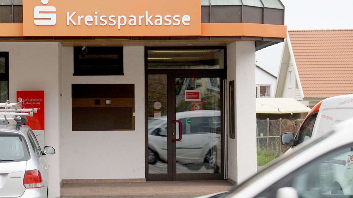  Nach den tödlichen Schüssen auf einen mutmaßlichen Geldautomaten-Sprenger in einer Erligheimer Bank hat die Polizei nun weitere Details zum versuchten Raub sowie dem Einsatz der Spezialkräfte veröffentlicht. 