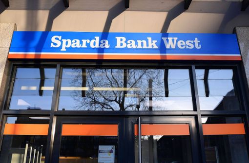 Die Sparda-Bank West führt oberhalb eines Freibetrags von 25000 Euro  ein „Verwahrentgelt“ für Girokonten ein. (Symbolfoto) Foto: imago images/Revierfoto/Revierfoto via www.imago-images.de