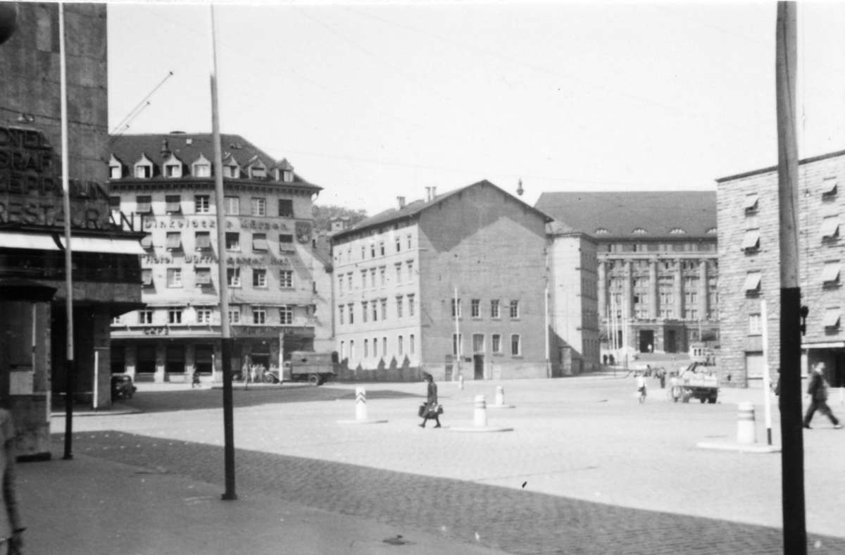 Ungefähr vom Hotel aus ist hier in Richtung Heilbronner Straße fotografiert, hinten rechts ist die Bahndirektion zu sehen. Ebenfalls auf dem Bild ...