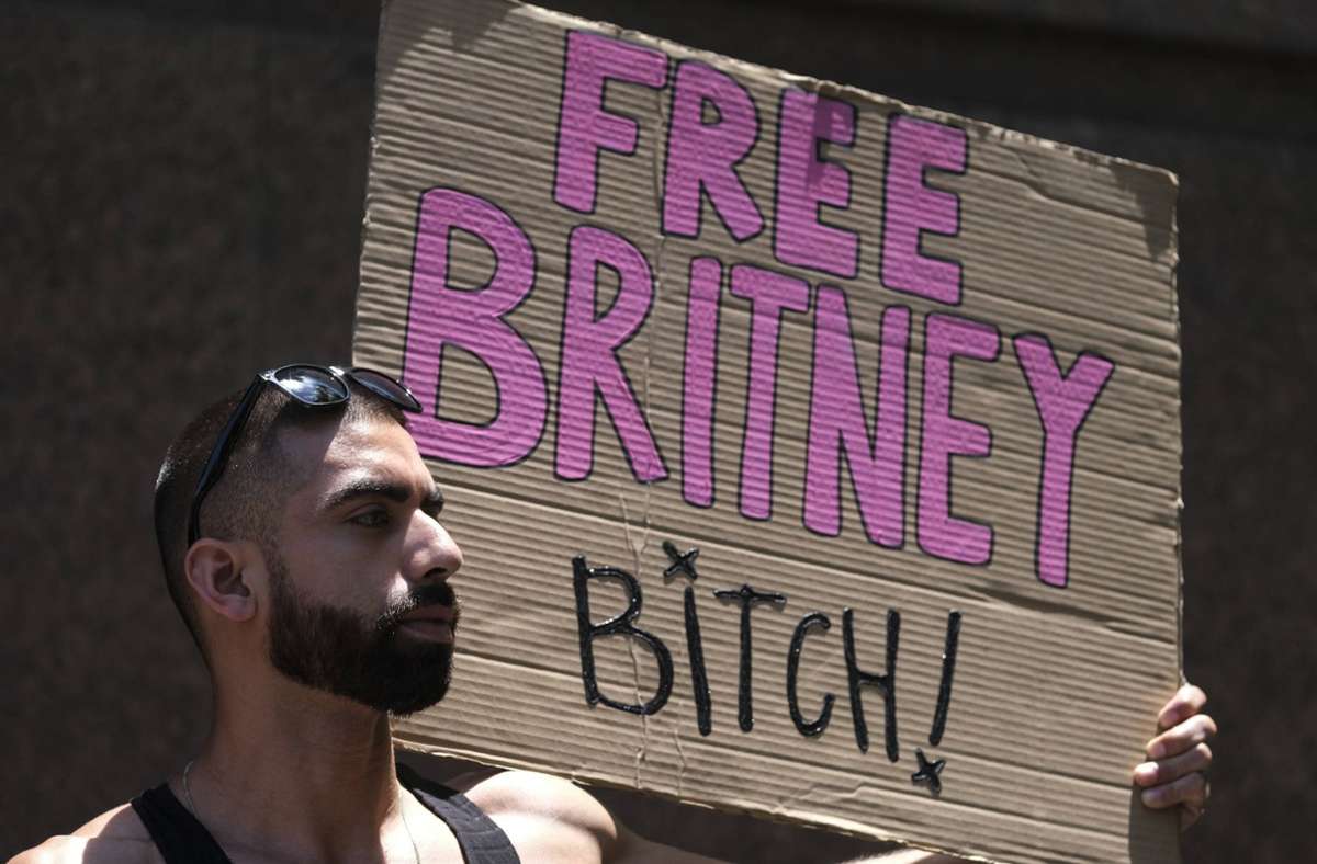 Die „Free Britney“-Bewegung übt öffentlichen Druck aus, während Spears vor Gericht dafür kämpft, dass die Vormundschaft aufgehoben wird. 2021 wird die Betreuung schließlich aufgehoben.