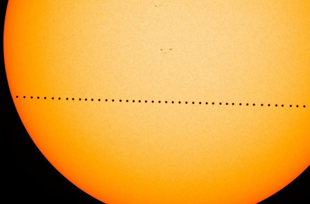 Der Merkur ist einer der fünf Planeten, die mit bloßem Auge von der Erde aus beobachtet werden können. Diese aus mehreren Fotos zusammen gesetzte Aufnahme zeigt den Merkur, wie er am 9. Mai 2016 vor der Sonne vorbei zieht.