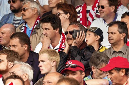 Wie steht’s in Mainz, wie in Leipzig? Ein Fan hält sich mit einem Radio im Stadion auf dem Laufenden. Foto: imago/sportfotodienst