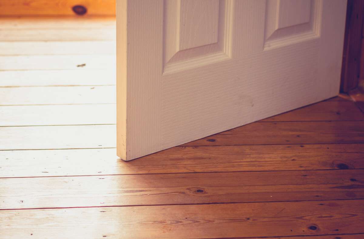 In diesem Ratgeber zeigen wir Ihnen, was Sie tun können, wenn Ihre Tür am Boden schleift. 4 hilfreiche Tipps und Tricks.