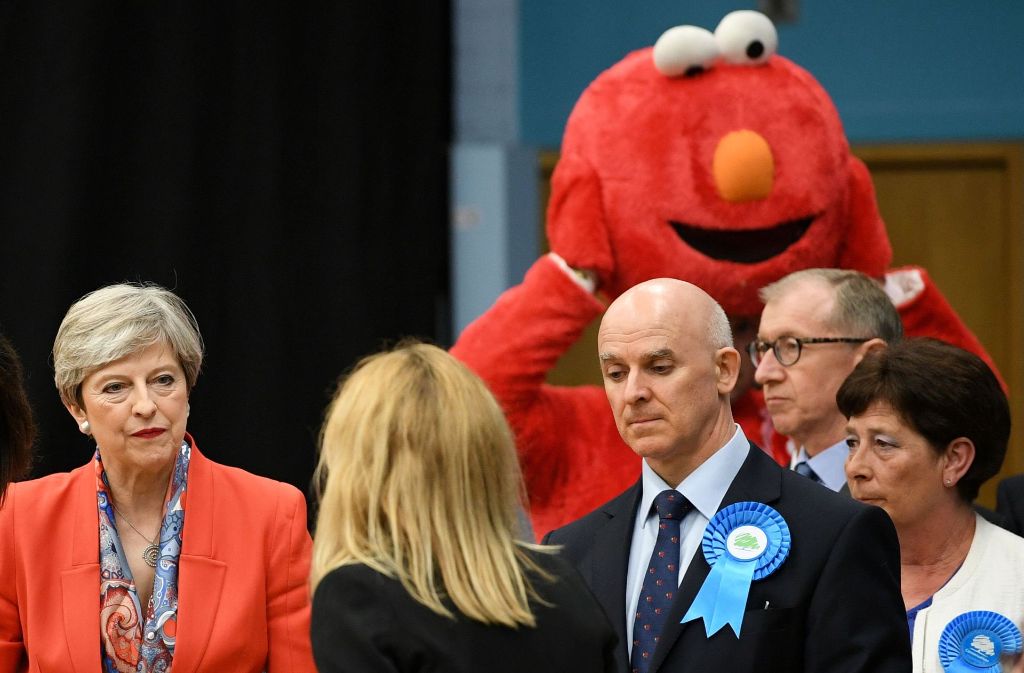 Comic-Figur Elmo aus der Sesamstraße ist auch dabei, als die britische Ministerpräsidentin Theresa May in Maidenhead ihr Wahlkreisergebnis erfährt.