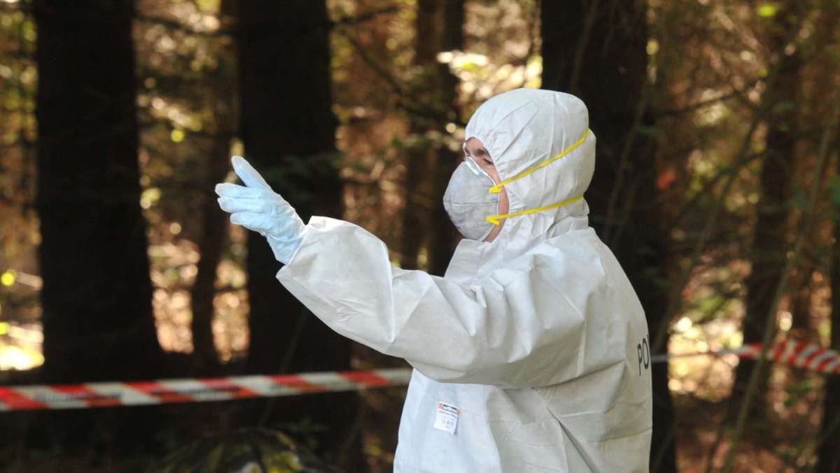  Im Enzkreis waren zwei Tote in einem Wald entdeckt worden. Da der Fall große Rätsel aufgibt, lässt die Polizei nun die Leichen durch Mediziner untersuchen. Starb das Paar tatsächlich durch eine Faulgasvergiftung? 