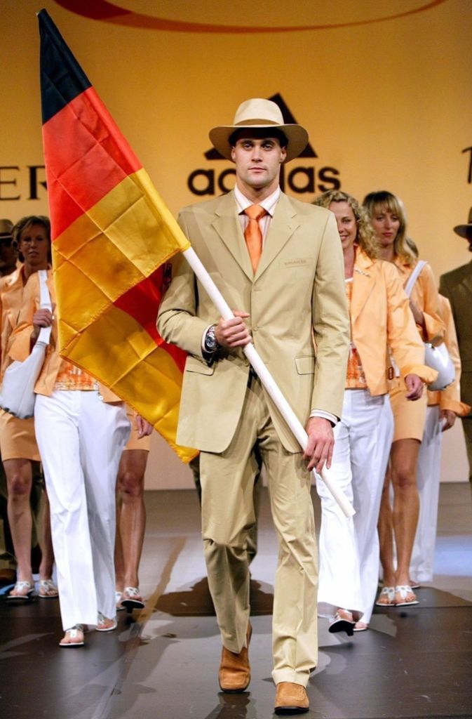 Schwimmer Steffen Driesen präsentiert 2004 in Düsseldorf als Fahnenträger das Outfit für Athen.
