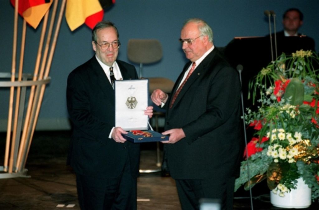 Nachdem er 22 Jahre lang die Geschicke der baden-württembergischen Landeshauptstadt leitete, endete seine Regierungszeit 1996. Die Stadt Stuttgart und Bundeskanzler Helmut Kohl dankten es am 17. Dezember mit einer großen Verabschiedungsfeier.