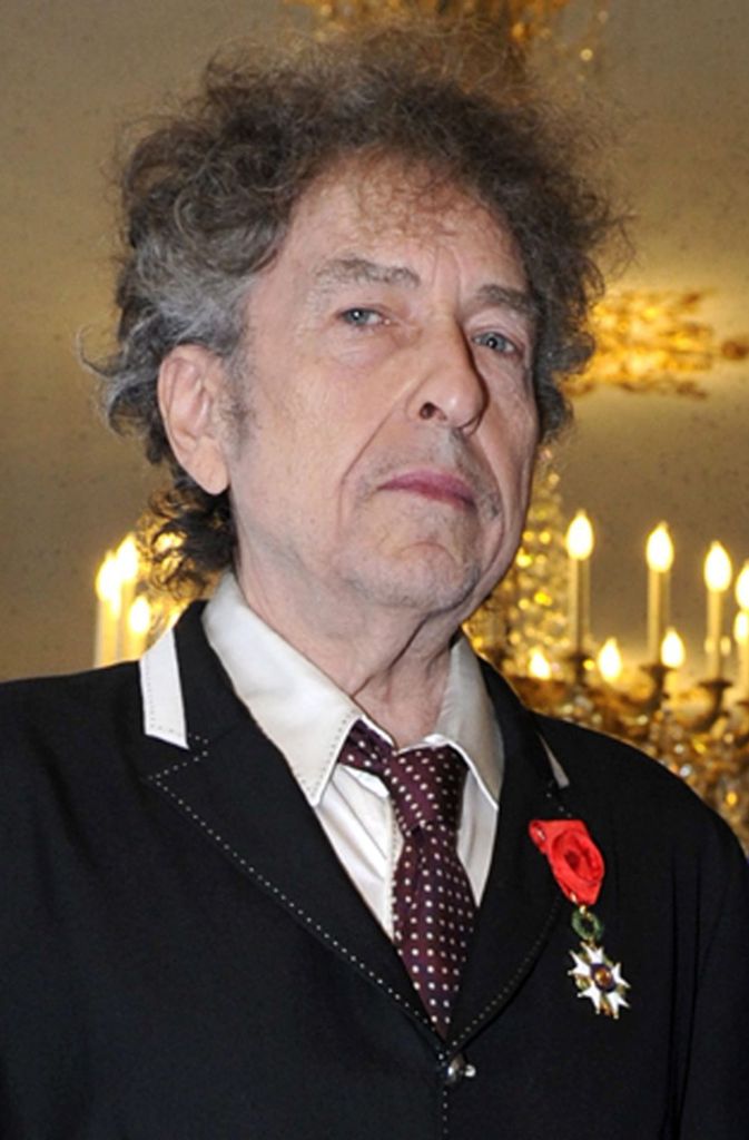 Im Laufe seines Lebens hat Bob Dylan viele Auszeichnungen erhalten. Einige davon, wie hier der Orden der französischen Ehrenlegion im Jahr 2013, hat er auch angenommen.