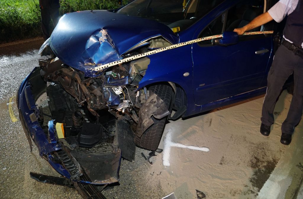 Der Peugeot-Fahrer wurde leicht verletzt.