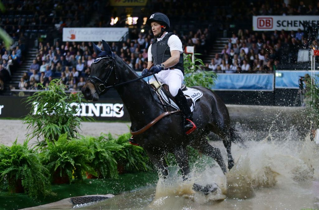Auch der deutsche Olympiasieger Michael Jung steigt bei den German Masters in der Stuttgarter Schleyerhalle aufs Pferd.