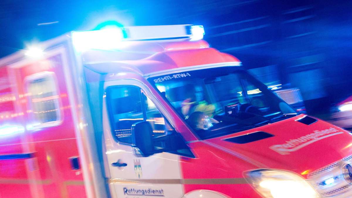 Polizeikontrolle in Gaggenau: 20-Jähriger rast mit Auto davon – Frau auf  Gehweg frontal erfasst